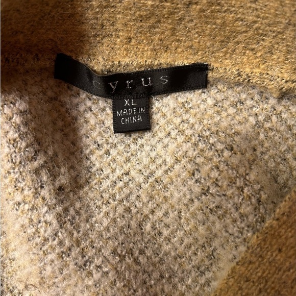 XL  V-NECK, 2-POCKET, 4-BUTTON CARDIGAN, CAMEL PLAID - Picture 3 of 3